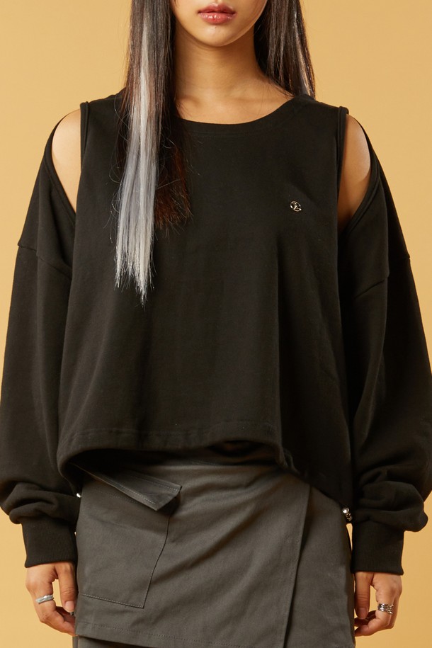 [워머 ver.] 크롭 더블 컷아웃 오프숄더 니켈 로고 맨투맨은 프리미엄 코튼 소재로 제작되어 부드러운 촉감을 자랑하며, 두꺼운 두께감으로 봄, 가을, 겨울에 착용하기 좋습니다. 블랙 색상의 레귤러핏 크롭 기장으로, 더블 컷아웃 디테일과 니켈 로고 디자인이 돋보이는 캐주얼 및 스트릿 스타일의 여성용 긴소매 맨투맨입니다. 흡습 기능이 있으며 사계절 내내 일상복으로 활용 가능합니다.
