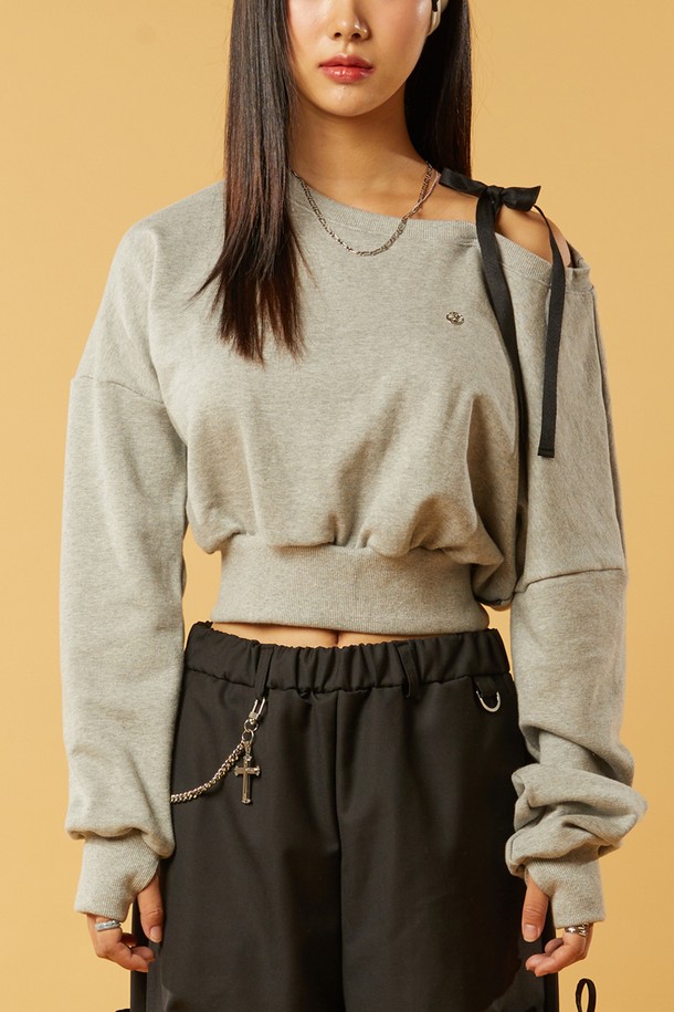 [워머 ver.] 크롭 컷아웃 리본 배색 오프숄더 니켈 로고 맨투맨 [그레이]는 캐주얼 스타일을 연출하기 좋은 여성 맨투맨입니다. 부드러운 면 소재로 제작되어 흡습 및 통기성이 뛰어나며, 봄, 가을, 겨울 계절에 착용하기 좋습니다. 크롭 기장과 오프숄더 디자인, 리본 디테일이 특징이며, 니켈 로고로 포인트를 더했습니다. 레귤러핏으로 편안하게 착용 가능하며, 다양한 하의와 매치하여 미니멀한 스타일을 완성할 수 있습니다. 긴 소매 기장으로 보온성을 높였습니다.
