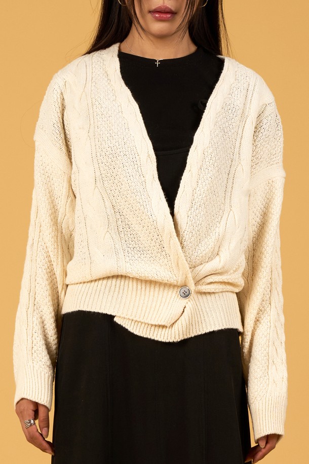아이보리 컬러의 루즈핏 언발란스 꽈배기 니트 가디건입니다. 가을과 겨울에 어울리는 두꺼운 두께감의 니트 소재로 제작되어 부드러운 촉감을 선사하며, 캐주얼한 스타일을 연출하기 좋습니다. 브이넥 라인과 긴 소매, 언발란스 디자인이 특징이며, FREE 사이즈로 편안하게 착용 가능합니다. 데일리룩, 집콕룩, 데이트룩 등 다양한 TPO에 활용할 수 있으며, 캐주얼, 미니멀, 클래식 스타일을 선호하는 여성분들께 추천합니다. 꽈배기 패턴이 돋보이는 디자인으로, 따뜻하고 포근한 분위기를 더해줍니다.
