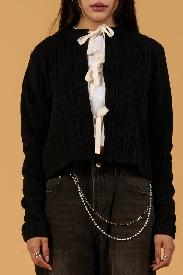 미디 크롭 리본 스트랩 니트 가디건 [블랙]은 페미닌한 무드를 연출하는 여성 상의입니다. 봄, 가을 시즌에 어울리는 이 가디건은 부드러운 니트 소재로 제작되었으며, 라운드넥에 긴 소매, 레귤러핏으로 디자인되었습니다. 크롭 기장과 무지 패턴이 특징이며, 리본과 스트랩 디테일로 포인트를 더했습니다. 데이트룩, 카페룩, 모임룩 등 다양한 TPO에 미니멀, 클래식, 로맨틱 스타일로 활용하기 좋습니다.
