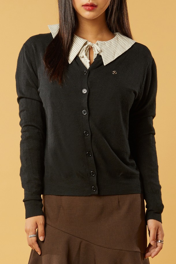 브이넥 에어리 니켈 로고 니트 가디건 [블랙] KCL은 여성용 니트 가디건입니다. 사계절 내내 착용 가능하며, 부드러운 촉감과 에어리핏으로 편안한 착용감을 선사합니다. 베이직한 스타일로 미니멀, 클래식, 캐주얼 룩에 모두 잘 어울리며, 데이트룩 및 카페룩 연출에 적합합니다. 블랙을 포함한 다양한 6가지 컬러(아이보리, 레드, 핑크, 네이비, 그레이)로 출시되었으며, 내구성이 뛰어난 소재로 형태 유지력이 좋습니다.
