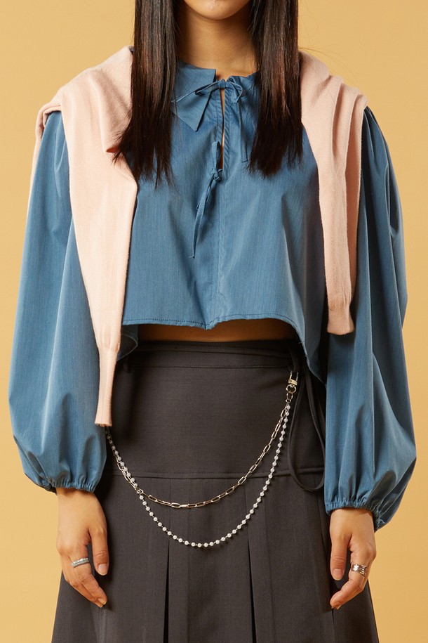 미디 크롭 퍼프 리본끈 긴팔 셔츠 [데님_블루]는 여성스러운 무드를 연출하는 셔츠/블라우스입니다. 데이트룩, 카페룩, 모임룩에 잘 어울리는 로맨틱, 클래식, 미니멀 스타일을 제안합니다. 크롭 기장에 긴 소매, 퍼프소매와 리본끈 디테일이 특징입니다. DENIM_BLUE, WHITE, IVORY, PINK 4가지 컬러로 출시되어 다양한 스타일링이 가능합니다. 봄, 가을 시즌에 착용하기 좋으며, 우아하고 페미닌한 분위기를 연출합니다.
