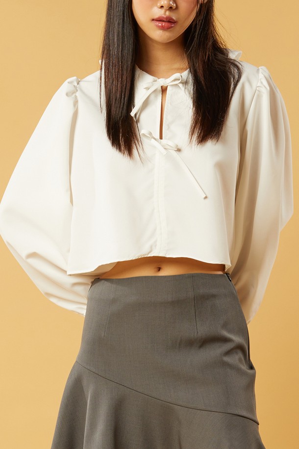 미디 크롭 퍼프 리본끈 긴팔 셔츠 [화이트]는 여성스러운 분위기를 연출하는 셔츠/블라우스입니다. 화이트, 아이보리, 핑크, 데님블루 네 가지 색상으로 출시되었으며, 봄, 여름에 착용하기 좋습니다. 우아하고 클래식한 스타일을 추구하는 분들께 추천하며, 미디 기장의 크롭 디자인이 특징입니다. 퍼프 소매와 리본끈 디테일이 더해져 로맨틱하고 미니멀한 데이트룩, 카페룩, 모임룩을 완성할 수 있습니다.
