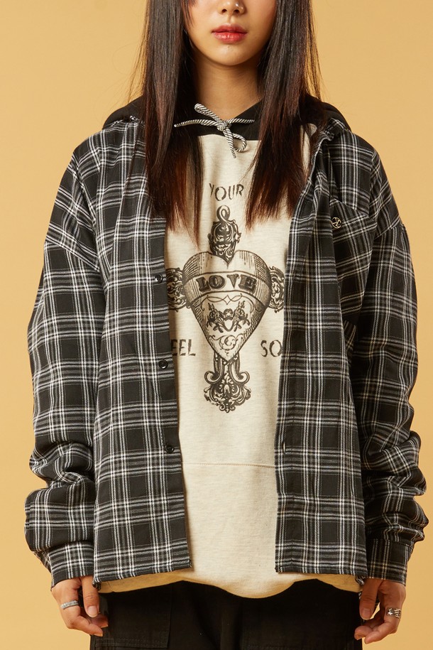 [기모] 오버핏 안나 가을 겨울 체크 셔츠 [BLACK]입니다. 부드러운 촉감의 기모 소재에 오버핏으로 제작되어 편안한 착용감을 선사합니다. 블랙 컬러의 체크 패턴이 캐주얼한 무드를 더하며, 카라 디자인과 긴 소매 기장으로 깔끔한 실루엣을 연출합니다. 가을과 겨울, 데일리룩, 모임룩, 카페룩 등 다양한 TPO에 활용하기 좋으며, 캐주얼, 클래식, 미니멀 스타일을 즐겨 입는 여성분들께 추천합니다. 두꺼운 두께감으로 보온성이 뛰어나며, 4계절 착용이 가능하고 내구성이 우수하여 오래도록 즐겨 입을 수 있습니다.
