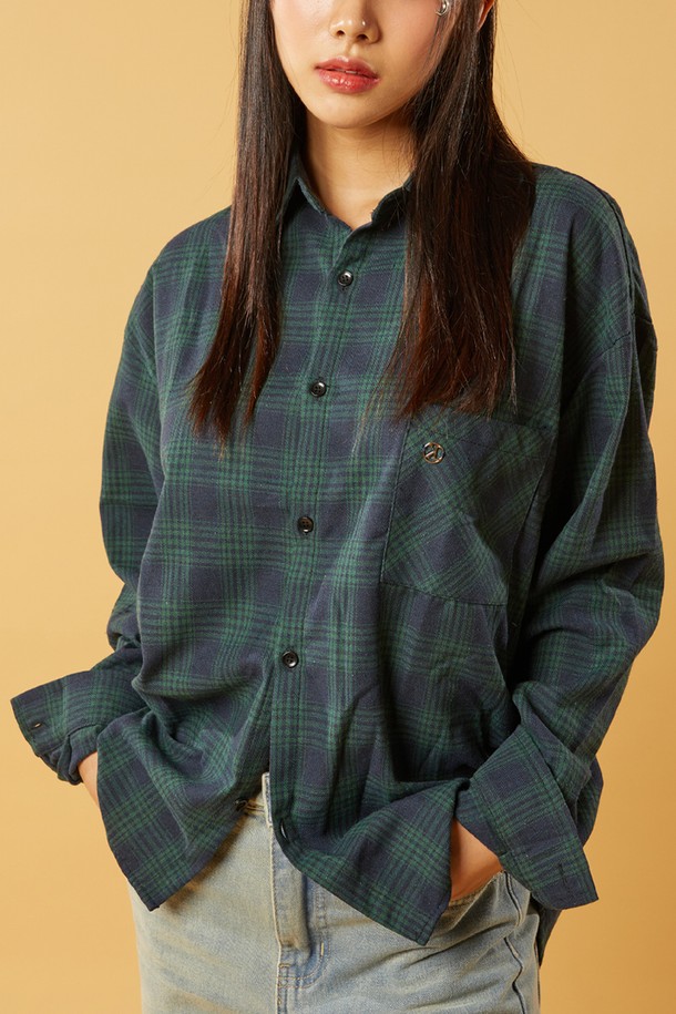 [기모] 오버핏 안나 가을 겨울 체크 셔츠 [GREEN] KCL은 부드러운 촉감의 기모 안감과 두꺼운 두께로 보온성을 높인 여성 체크 셔츠입니다. 캐주얼 및 베이직 스타일을 선호하는 분들께 적합하며, 가을, 겨울, 그리고 간절기까지 폭넓게 활용할 수 있습니다. 오버핏 디자인으로 편안함과 스타일리시함을 동시에 잡았으며, 긴 소매와 카라넥으로 포근한 느낌을 줍니다. 그린, 레드, 블랙, 핑크, 네이비 등 다양한 컬러의 체크 패턴으로 겨울 데일리룩에 포인트를 더해보세요.
