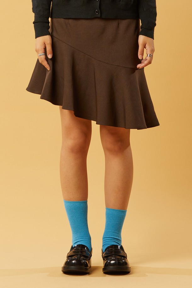 플레어 언발란스 미니스커트 [브라운]는 여성스러운 데일리룩을 완성하는 아이템입니다. 봄, 가을 계절에 어울리며, 페미닌 스타일을 연출하기 좋습니다. 언발란스 디자인과 하이웨스트로 다리가 길어 보이는 효과를 줍니다. 플레어 핏과 미니스커트 타입으로 활동적이고 세련된 분위기를 줍니다. 데이트룩, 모임룩, 카페룩 등 다양한 TPO에 활용 가능한 활용도 높은 플레어 스커트입니다.
