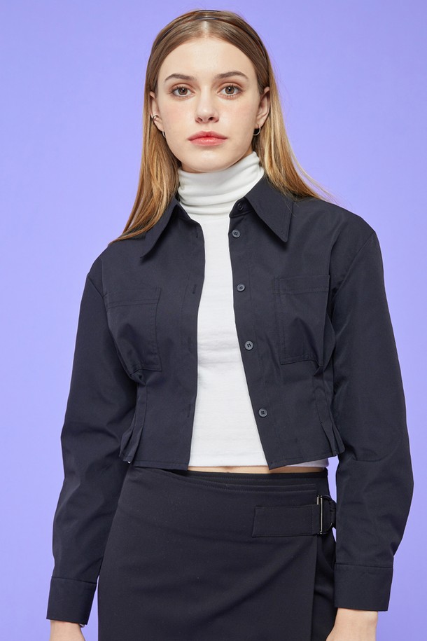 WOMEN 크롭 슬림 긴팔 셔츠 [BLACK] 크롭티 긴팔티 ver.는 미니멀하고 베이직한 스타일의 여성 크롭 슬림 셔츠입니다. 블랙 색상에 나일론 소재로 제작되어 얇고 시원하며, 허리 라인 디테일이 특징입니다. 긴 소매와 칼라 디자인으로 시크하고 클래식한 분위기를 연출하며, 데이트룩, 카페룩, 쇼핑룩 등 다양한 TPO에 활용 가능합니다. 여름 시즌 베스트셀러 아이템으로, 슬림핏 디자인으로 여성스러운 실루엣을 강조합니다. 다양한 스타일링이 용이하여 활용도가 높습니다.
