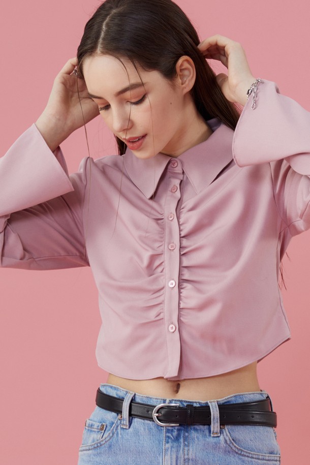 WOMEN 크롭 슬림 셔링 긴팔셔츠 [PINK] 부츠컷 소매 ver.는 페미닌한 무드를 연출하는 여성 상의입니다. 봄, 가을에 어울리는 핑크 컬러의 슬림핏 셔츠/블라우스로, 크롭 기장과 긴팔 소매, 카라넥 디자인이 특징입니다. 셔링 디테일과 부츠컷 소매가 여성스러운 실루엣을 강조하며, 데이트룩, 소개팅룩, 카페룩 등 다양한 TPO에 활용하기 좋습니다. 로맨틱하고 클래식한 스타일을 즐기는 분들에게 추천합니다.
