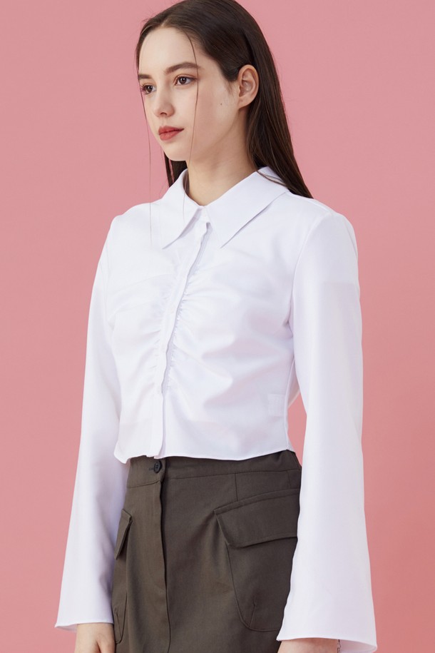 WOMEN 크롭 슬림 셔링 긴팔셔츠 [WHITE] 부츠컷 소매 ver.는 여성스러운 매력을 극대화하는 셔츠입니다. 크롭 기장과 슬림핏 디자인으로 날씬한 실루엣을 연출하며, 셔링 디테일이 포인트를 더합니다. 부츠컷 소매는 트렌디함을 더하고, 화이트 컬러는 어떤 스타일에도 잘 어울려 활용도가 높습니다. 데이트룩, 카페룩, 모임룩 등 다양한 TPO에 맞춰 클래식하면서도 미니멀한 스타일을 연출해보세요. 봄, 가을 시즌에 적합한 긴팔 셔츠로, 여성스러운 라인을 강조하여 슬리밍 효과를 선사합니다.
