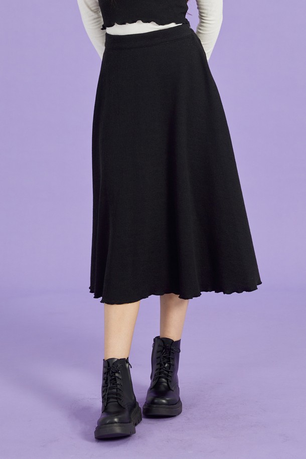 WOMEN 니트 세미 플레어 미디 롱치마 [블랙] 롱스커트 ver.는 부드러운 니트 소재로 제작되어, 가을과 겨울에 따뜻하게 착용할 수 있는 여성용 스커트입니다. 베이직한 스타일의 블랙 컬러 무지 디자인으로, 다양한 상의와 쉽게 코디할 수 있습니다. 허리 밴딩과 뒷면 지퍼 디테일로 편안한 착용감을 제공하며, 레귤러핏과 미디 기장으로 세련된 핏을 연출합니다. 플레어 라인으로 여성스러운 실루엣을 강조하며, 보온성과 공기 순환 기능을 갖춰 겨울 데일리룩과 오피스룩에 적합합니다. 미니멀, 클래식, 캐주얼 등 어떤 스타일에도 잘 어울리는 활용도 높은 아이템입니다.
