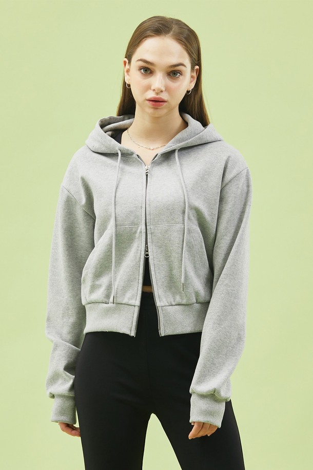 여성용 크롭 기장의 그레이 컬러 후드집업으로, 면 소재의 무지 패턴이 특징입니다. 투웨이 지퍼로 디자인되었으며, 와이드핏으로 캐주얼하고 스포티한 무드를 연출할 수 있습니다. 일상복은 물론 트레이닝복으로도 활용 가능하며, 봄, 가을에 적합한 긴소매 스타일입니다.
