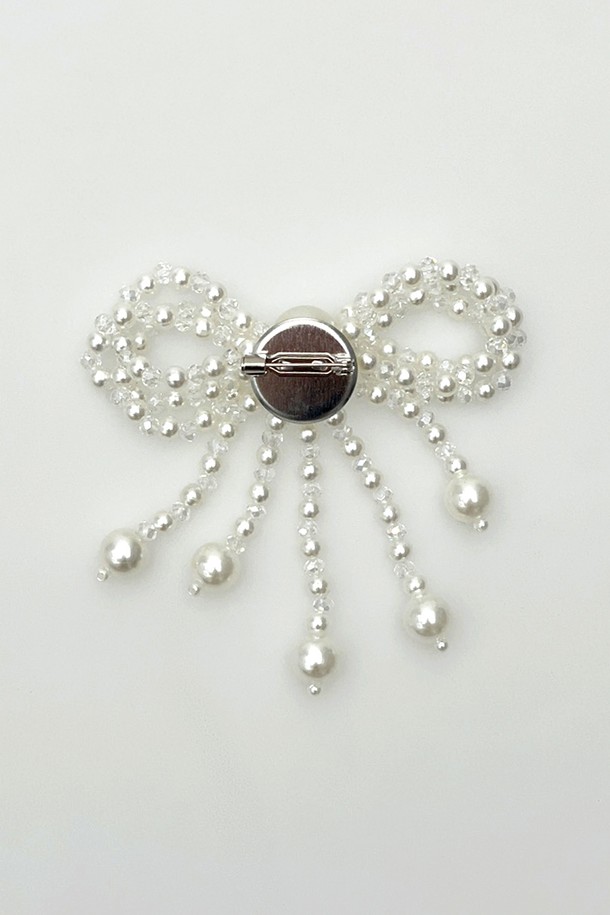 [레이어드] 진주 볼 리본 브로치 뱃지는 실버 및 화이트 컬러의 메탈과 진주 소재로 제작되었으며, 리본 모티브 디자인에 진주와 비즈 장식, 드롭 디테일이 더해져 우아하고 엘레강스한 무드를 연출합니다. 여성용 데일리 포인트 액세서리로 활용하기 좋으며, FREE 사이즈로 제공됩니다. 리본 패턴이 돋보이는 이 브로치는 레이어드 스타일링에 용이하며, 옷이나 가방 등에 포인트를 더할 수 있습니다.
