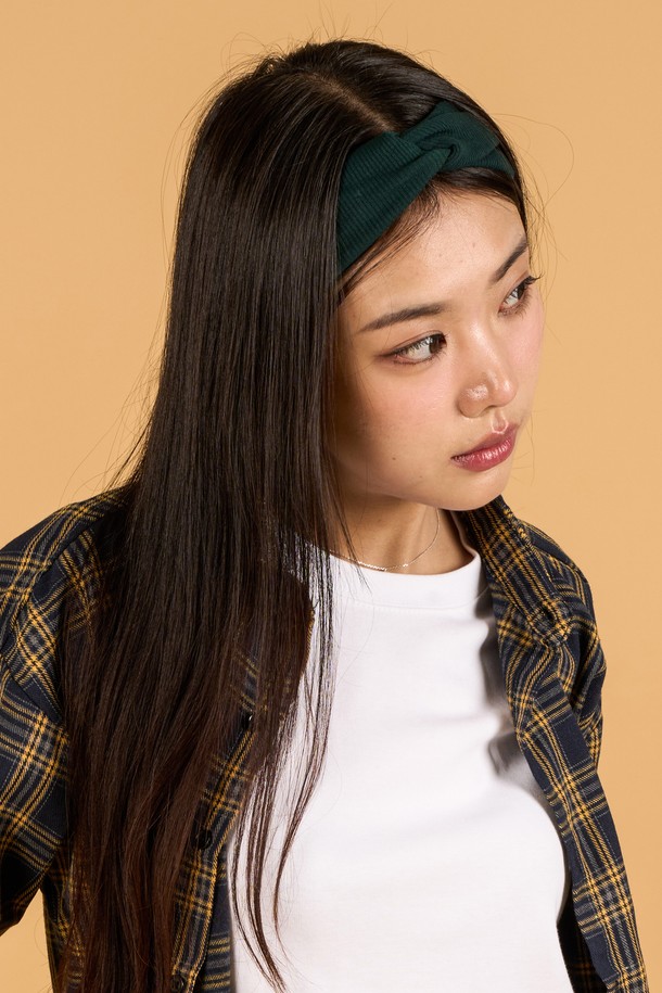 **[6컬러] 베이직 꽈배기 레이어드 니트 골지 헤어밴드**는 여성분들을 위한 패션 소품입니다. 니트 소재로 제작되었으며, 꽈배기 골지 패턴과 레이어드 스타일로 포인트를 더했습니다. 화이트, 베이지, 네이비, 그린, 그레이, 블랙, 스카이블루, 라이트그레이, 다크그레이 총 9가지 색상으로 출시되어 다양한 스타일 연출에 활용할 수 있습니다. 얇은 두께감으로 사계절 내내 착용 가능하며, 베이직한 디자인으로 미니멀, 캐주얼, 클래식 등 어떤 스타일에도 잘 어울립니다. FREE 사이즈로 제작되어 편안하게 착용할 수 있고, 헤어 액세서리로 활용하여 스타일을 완성해보세요.
