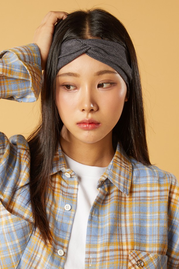 [6컬러] 베이직 꽈배기 레이어드 니트 골지 헤어밴드는 여성 의류 잡화로, 니트 소재의 얇은 두께감으로 제작되어 봄, 여름, 가을, 겨울 사계절 내내 착용 가능합니다. 꽈배기, 골지 디자인이 돋보이는 트위스트 장식의 헤어밴드로, 심플한 데일리 액세서리를 찾는 분들께 추천합니다. 미니멀, 캐주얼, 클래식 스타일의 카페룩에 잘 어울리며, 화이트, 베이지, 스카이블루, 네이비, 그린, 라이트그레이, 다크그레이, 블랙 8가지 다채로운 컬러로 구성되어 있습니다. 레이어드 스타일 연출이 가능하며, 사이즈 조절 기능을 갖춰 편안하게 착용할 수 있습니다.
