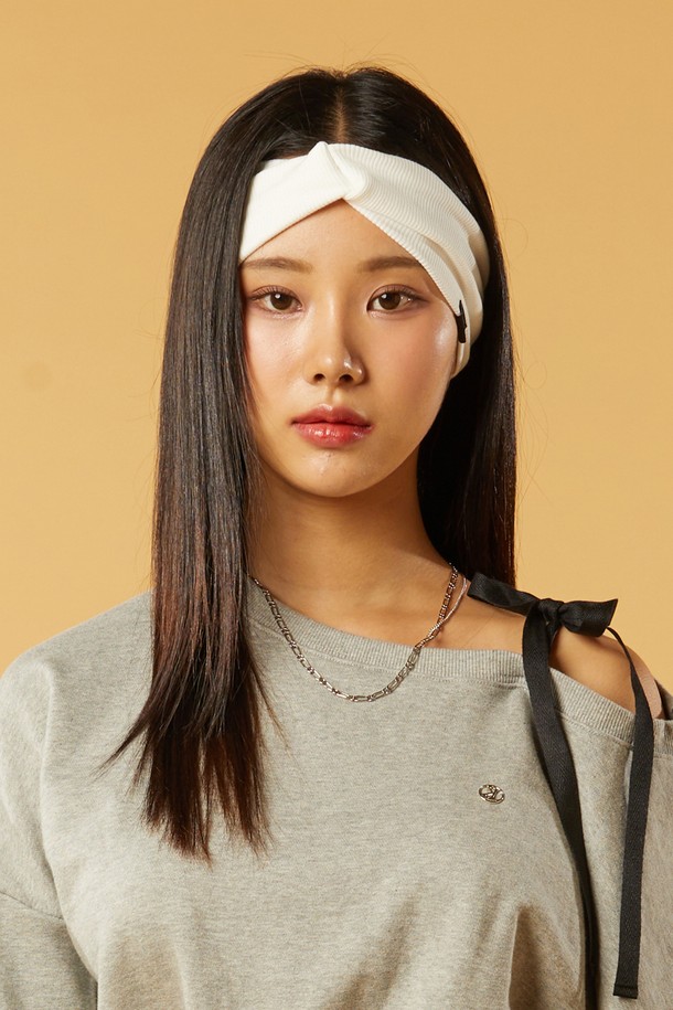 "[6컬러] 베이직 꽈배기 레이어드 니트 골지 헤어밴드"는 부드러운 니트 소재로 제작되어 편안한 착용감을 선사합니다. 얇은 두께감으로 사계절 내내 착용 가능하며, 꽈배기 & 골지 패턴과 트위스트 디자인이 특징입니다. 데일리 액세서리로 활용하기 좋으며, 캐주얼, 미니멀, 클래식 스타일 모두에 잘 어울립니다. "동네 마실룩", "카페룩", "산책룩" 등 다양한 TPO에 매치하여 손쉽게 스타일링할 수 있습니다. 화이트, 베이지, 스카이블루, 네이비, 그린, 라이트그레이, 다크그레이, 블랙 8가지 다채로운 컬러로 만나보세요.
