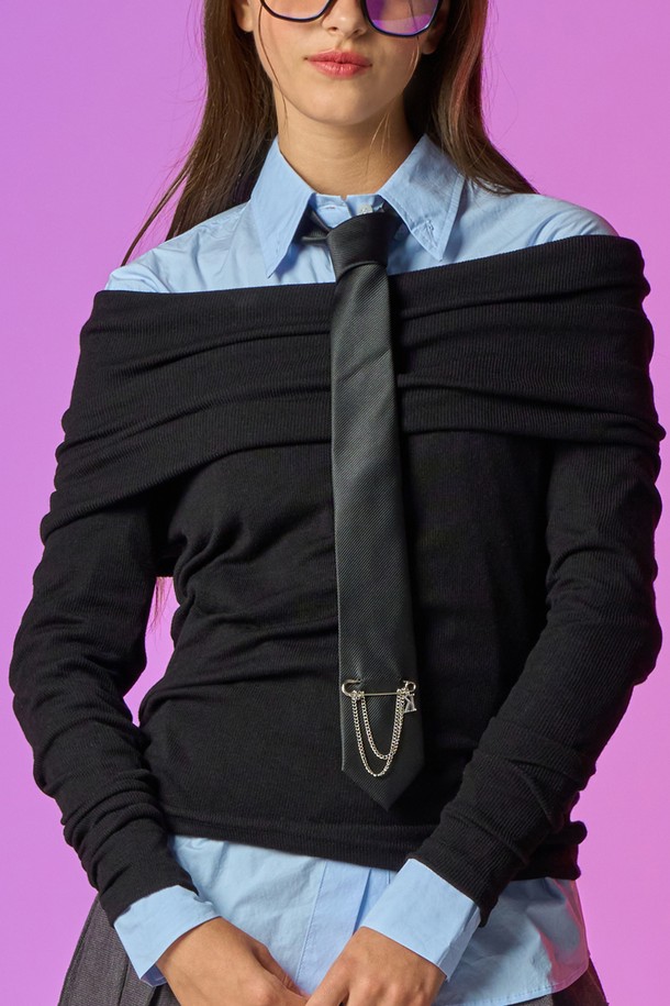 🖤 빈티지 니트 오프숄더 레이어드 이너 긴팔 티셔츠 [블랙]는 소녀스러운 무드와 과감한 스타일을 연출하는 여성 의류입니다. 겨울철 데이트룩, 데일리룩, 모임룩 등 다양한 시간과 장소와 상황에 활용하기 좋은 아이템입니다. 레오파드 패턴의 빈티지 디자인과 오프숄더 네크라인으로 포인트를 더했습니다. 레귤러핏으로 제작되었으며, 긴 소매와 크롭 기장으로 트렌디함을 더했습니다. 니트 소재 특유의 부드러운 촉감으로 편안하게 착용할 수 있습니다.