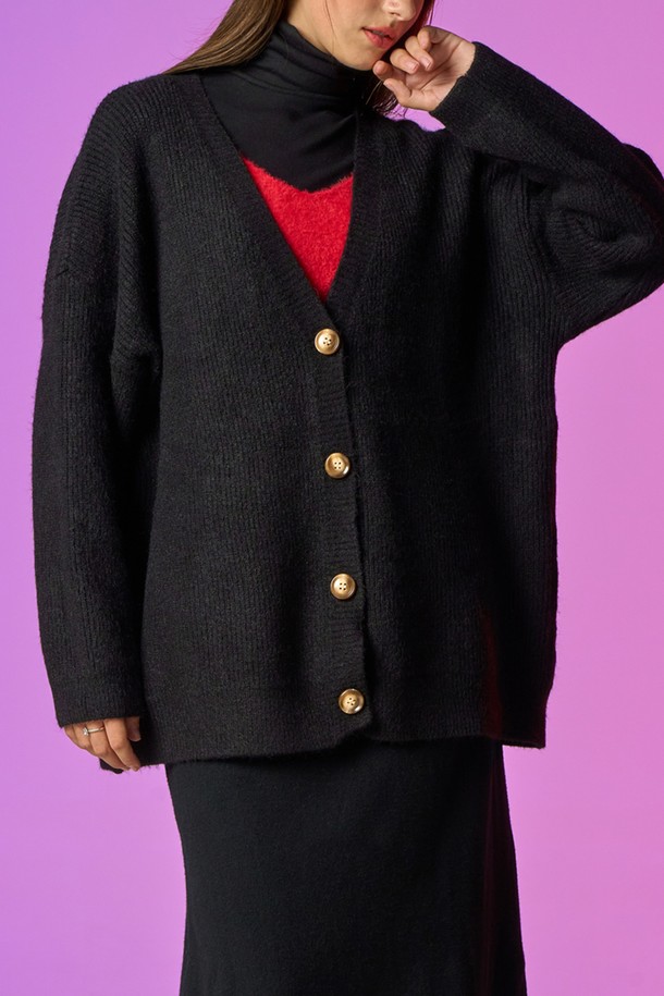 [남녀공용] 겨울 오버핏 헤비 니트 가디건 [블랙] KCL은 겨울철 데일리룩을 위한 베이직 스타일의 니트 가디건입니다. 남녀 모두 착용 가능한 디자인으로, 오버핏 실루엣과 브이넥 라인으로 편안하면서도 세련된 분위기를 연출합니다. 두꺼운 헤비 니트 소재로 제작되어 보온성이 뛰어나며, 부드러운 촉감으로 편안하게 착용할 수 있습니다. WARM HOT FUNCTION, 365 FAST HEAT, AIR CIRCULATION 기능으로 따뜻함을 더해줍니다. 미니멀, 클래식, 캐주얼 스타일을 즐기는 분들께 추천합니다.
