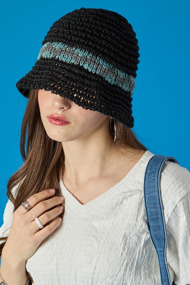 여름에 어울리는 시원한 쿨링 라탄 소재의 블랙 버킷햇입니다. 통기성이 뛰어난 네트 패턴과 메쉬 디자인 장식이 돋보이며, 얇은 두께로 가볍게 착용하기 좋습니다. 22cm의 모자 깊이와 33cm의 챙 넓이를 가지며, FREE 사이즈(헤드 둘레 59.5cm)로 제작되었습니다.
