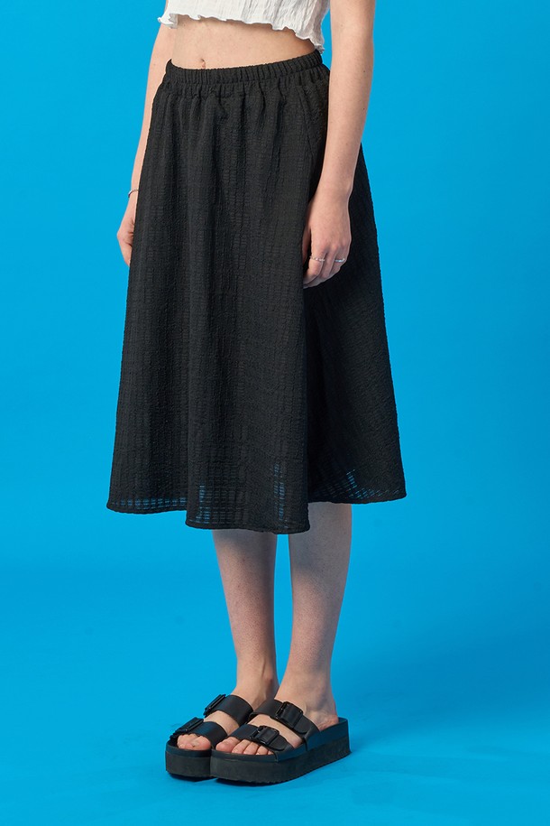 여름에 어울리는 블랙 색상의 여성 플레어 롱스커트입니다. 얇고 통기성이 좋은 레이스 소재로 제작되었으며, 플레어핏과 주름 디테일이 여성스러운 실루엣을 연출합니다. 데일리룩은 물론, 페미닌한 스타일에도 잘 어울리는 미디 기장의 롱치마입니다.
