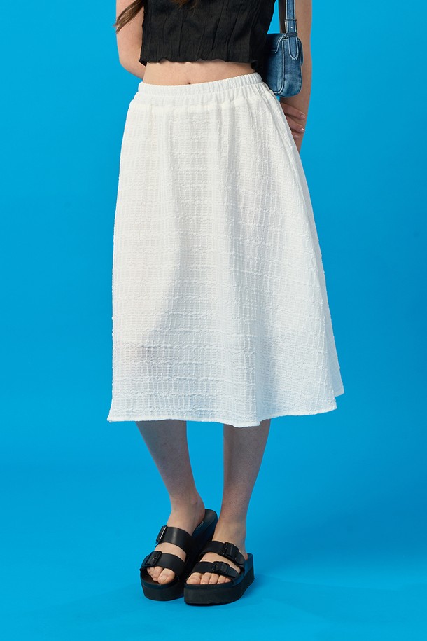 여름에 어울리는 화이트 색상의 플레어 미디 롱스커트입니다. 부드러운 레이스 소재와 플레어핏 디자인이 페미닌하고 우아한 무드를 연출하며, 밴딩과 주름 디테일이 편안한 착용감을 선사합니다. 통기성과 속건 기능이 있는 얇은 소재로 제작되었으며, 안감이 있어 더욱 쾌적하게 착용 가능합니다.
