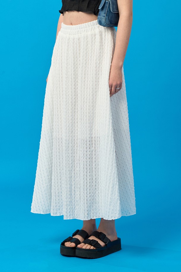 여름에 어울리는 여성용 화이트 롱스커트로, 플레어핏과 주름, 레이스 패턴이 특징입니다. 얇고 부드러운 레이스 소재로 제작되었으며, 냉감 및 통기성 기능과 이너 라이닝이 추가되어 시원하고 편안하게 착용 가능합니다. 밴딩 처리와 투웨이 에어 서큘레이션, 슬리밍 효과까지 더해진 플레어 A라인 롱치마입니다.
