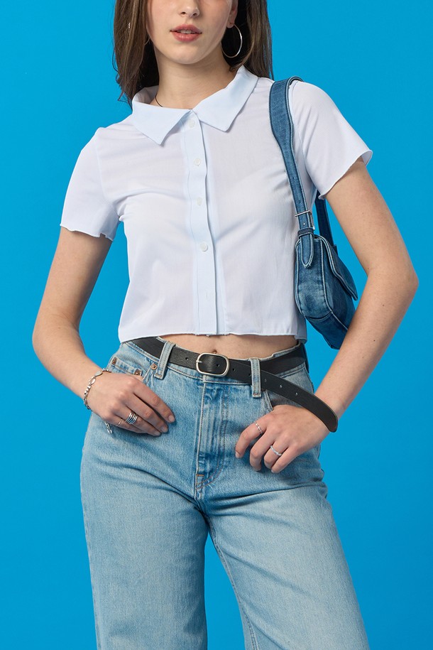 아이스 쿨링 원단으로 제작되어 24시간 쿨링 효과를 제공하는 여성용 화이트 크롭 피케 카라 반팔티입니다. 무지 디자인에 슬림핏으로 슬리밍 효과를 주며, 포켓 디테일이 더해진 베이직 캐주얼 스타일입니다. 여름철 일상에서 시원하고 쾌적하게 착용 가능한 냉감, 속건, 통기성 기능성 티셔츠입니다.
