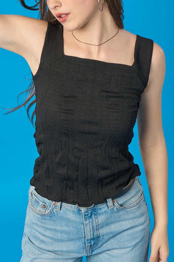 여름에 시원하게 입을 수 있는 블랙 색상의 여성용 쿨링 이너 나시, 마몽 탱크탑입니다. 폴리에스테르 소재의 얇고 부드러운 플리츠 패턴으로, 스퀘어넥 디자인에 속옷 끈이 보이지 않도록 제작되었습니다. 24시간 쿨링 효과와 더불어 냉감, 속건, 양방향 통기성 기능이 있어 일상 또는 이너웨어로 편안하게 착용 가능합니다.
