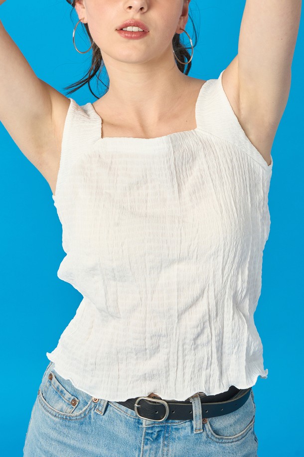 여름에 시원하게 입기 좋은 화이트 컬러의 마몽 소재 쿨링 이너 나시입니다. 플리츠 패턴이 돋보이는 스퀘어넥 디자인으로, 속옷 끈 노출을 방지하며 24시간 편안하게 착용 가능합니다. 냉감, 속건, 통기성 기능은 물론 양방향 공기순환으로 쾌적함을 더했으며, 부드러운 촉감과 얇은 두께로 레이어드하여 스타일링하기 좋습니다.
