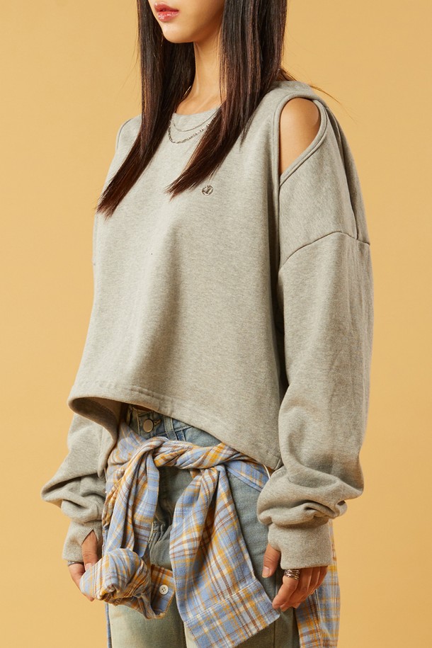 워머 ver. 크롭 더블 컷아웃 오프숄더 맨투맨 [그레이]는 부드러운 면 소재로 제작되어 흡습 및 통기성이 우수한 여성 맨투맨입니다. 캐주얼, 미니멀, 시크 스타일을 연출하기 좋으며, 데이트룩, 쇼핑룩에 적합합니다. 오프숄더 디자인과 크롭 기장으로 트렌디함을 더하고, 더블 컷아웃 디테일과 니켈 로고 장식이 특징입니다. 텐터 가공 처리를 통해 세탁 후에도 수축과 변형을 최소화하여 오랫동안 착용할 수 있습니다.
