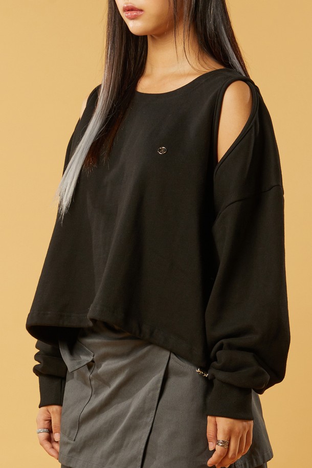 [워머 ver.] 크롭 더블 컷아웃 오프숄더 니켈 로고 맨투맨은 프리미엄 코튼 소재로 제작되어 부드러운 촉감을 자랑하며, 두꺼운 두께감으로 봄, 가을, 겨울에 착용하기 좋습니다. 블랙 색상의 레귤러핏 크롭 기장으로, 더블 컷아웃 디테일과 니켈 로고 디자인이 돋보이는 캐주얼 및 스트릿 스타일의 여성용 긴소매 맨투맨입니다. 흡습 기능이 있으며 사계절 내내 일상복으로 활용 가능합니다.
