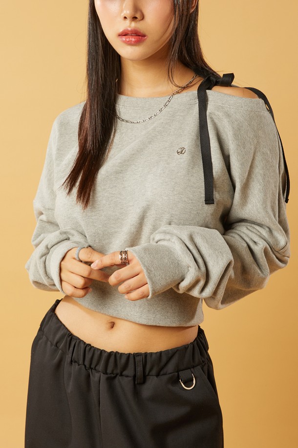 [워머 ver.] 크롭 컷아웃 리본 배색 오프숄더 니켈 로고 맨투맨 [그레이]는 캐주얼 스타일을 연출하기 좋은 여성 맨투맨입니다. 부드러운 면 소재로 제작되어 흡습 및 통기성이 뛰어나며, 봄, 가을, 겨울 계절에 착용하기 좋습니다. 크롭 기장과 오프숄더 디자인, 리본 디테일이 특징이며, 니켈 로고로 포인트를 더했습니다. 레귤러핏으로 편안하게 착용 가능하며, 다양한 하의와 매치하여 미니멀한 스타일을 완성할 수 있습니다. 긴 소매 기장으로 보온성을 높였습니다.
