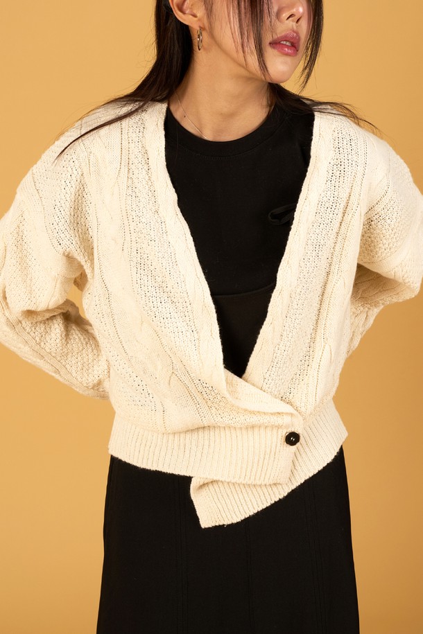 아이보리 컬러의 루즈핏 언발란스 꽈배기 니트 가디건입니다. 가을과 겨울에 어울리는 두꺼운 두께감의 니트 소재로 제작되어 부드러운 촉감을 선사하며, 캐주얼한 스타일을 연출하기 좋습니다. 브이넥 라인과 긴 소매, 언발란스 디자인이 특징이며, FREE 사이즈로 편안하게 착용 가능합니다. 데일리룩, 집콕룩, 데이트룩 등 다양한 TPO에 활용할 수 있으며, 캐주얼, 미니멀, 클래식 스타일을 선호하는 여성분들께 추천합니다. 꽈배기 패턴이 돋보이는 디자인으로, 따뜻하고 포근한 분위기를 더해줍니다.
