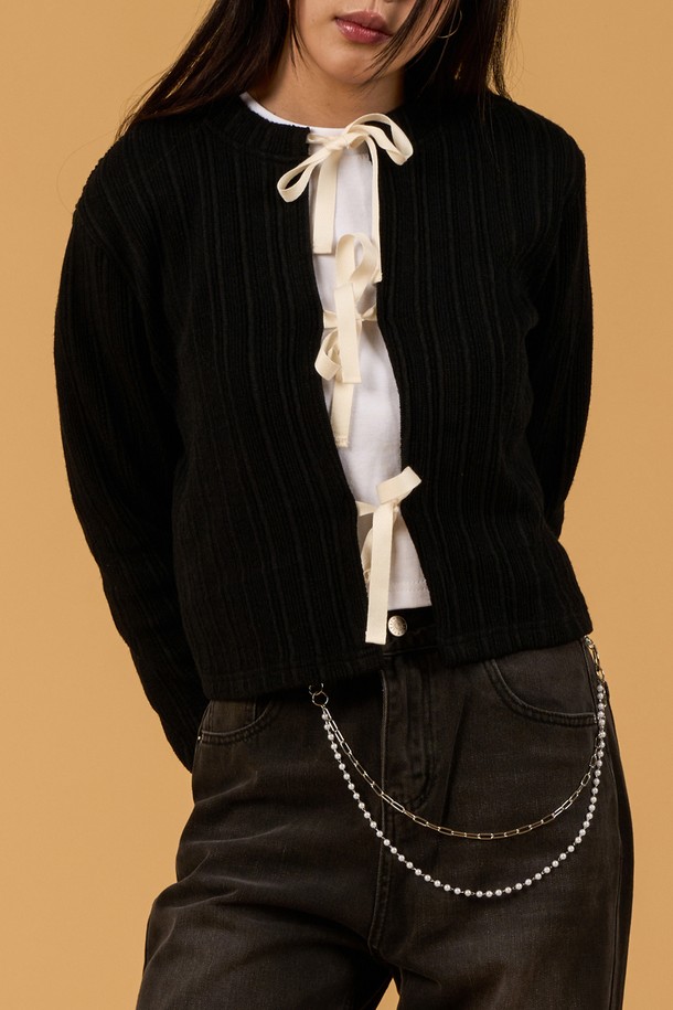 미디 크롭 리본 스트랩 니트 가디건 [블랙]은 페미닌한 무드를 연출하는 여성 상의입니다. 봄, 가을 시즌에 어울리는 이 가디건은 부드러운 니트 소재로 제작되었으며, 라운드넥에 긴 소매, 레귤러핏으로 디자인되었습니다. 크롭 기장과 무지 패턴이 특징이며, 리본과 스트랩 디테일로 포인트를 더했습니다. 데이트룩, 카페룩, 모임룩 등 다양한 TPO에 미니멀, 클래식, 로맨틱 스타일로 활용하기 좋습니다.
