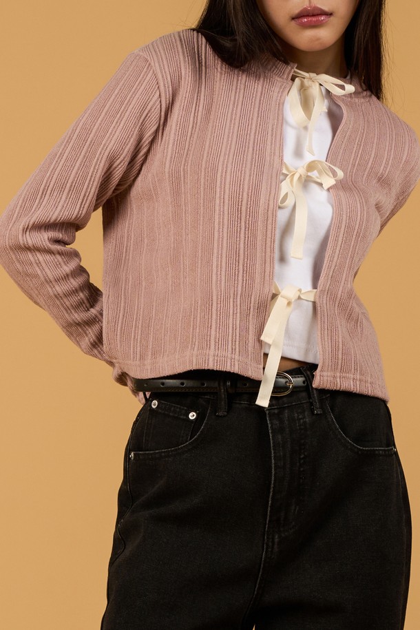 페미닌하고 캐주얼한 무드를 연출하는 미디 기장의 크롭 니트 가디건입니다. 얇은 두께감과 부드러운 촉감의 니트 소재로 제작되었으며, 라운드 넥과 긴 소매, 리본 스트랩 디자인이 특징입니다. 핑크, 그레이, 블랙 세 가지 색상으로 제공되며, 봄, 가을 시즌에 활용하기 좋은 FREE 사이즈 제품입니다.
