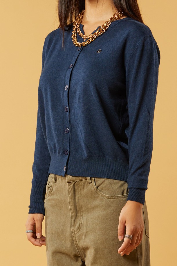 네이비 색상의 브이넥 에어리 니켈 로고 니트 가디건은 부드러운 니트 소재로 제작되어 24시간 편안하게 착용 가능하며, 변형 없이 형태가 잘 유지됩니다. 얇은 두께감으로 사계절 내내 활용하기 좋고, 에어리 핏으로 제작되어 일상에서 편안하게 입을 수 있습니다. 니트 소재에 로고 패턴이 더해진 긴소매 가디건으로, 베이직한 스타일을 연출할 수 있습니다.
