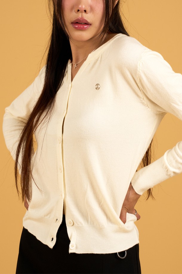 브이넥 에어리 니켈 로고 니트 가디건 [아이보리] KCL은 여성용 니트 가디건입니다. 부드러운 촉감과 얇은 두께로 사계절 내내 활용하기 좋으며, 에어리핏으로 편안하게 착용할 수 있습니다. 베이직한 스타일의 아이보리 컬러에 브이넥 디자인으로 어떤 룩에도 잘 어울립니다. '로고' 패턴이 돋보이며, 데이트룩, 카페룩 등 다양한 TPO에 맞춰 클래식, 미니멀, 캐주얼 스타일을 연출해보세요. 변형 없이 형태 유지가 가능하며, 프리미엄 디테일이 돋보이는 아이템입니다.
