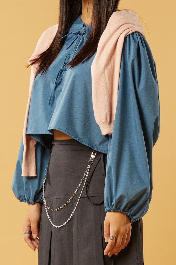 미디 크롭 퍼프 리본끈 긴팔 셔츠 [데님_블루]는 여성스러운 무드를 연출하는 셔츠/블라우스입니다. 데이트룩, 카페룩, 모임룩에 잘 어울리는 로맨틱, 클래식, 미니멀 스타일을 제안합니다. 크롭 기장에 긴 소매, 퍼프소매와 리본끈 디테일이 특징입니다. DENIM_BLUE, WHITE, IVORY, PINK 4가지 컬러로 출시되어 다양한 스타일링이 가능합니다. 봄, 가을 시즌에 착용하기 좋으며, 우아하고 페미닌한 분위기를 연출합니다.
