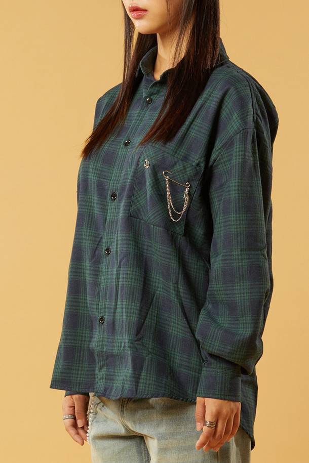 [기모] 오버핏 안나 가을 겨울 체크 셔츠 [GREEN] KCL은 부드러운 촉감의 기모 안감과 두꺼운 두께로 보온성을 높인 여성 체크 셔츠입니다. 캐주얼 및 베이직 스타일을 선호하는 분들께 적합하며, 가을, 겨울, 그리고 간절기까지 폭넓게 활용할 수 있습니다. 오버핏 디자인으로 편안함과 스타일리시함을 동시에 잡았으며, 긴 소매와 카라넥으로 포근한 느낌을 줍니다. 그린, 레드, 블랙, 핑크, 네이비 등 다양한 컬러의 체크 패턴으로 겨울 데일리룩에 포인트를 더해보세요.
