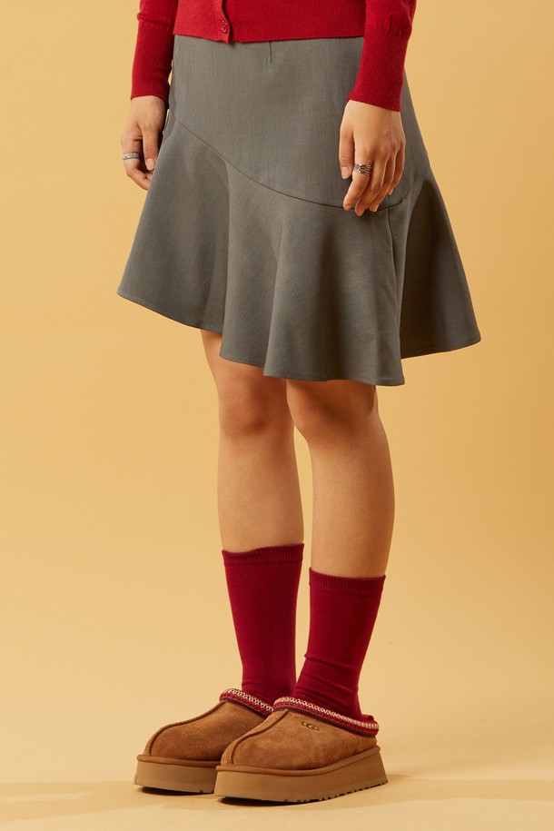 플레어 언발란스 미니스커트 [GRAY]는 미니멀하고 베이직한 스타일을 추구하는 여성분들을 위한 스커트입니다. 회색(GRAY) 컬러의 무지 디자인으로 제작되어, 어떤 상의와도 쉽게 매치할 수 있습니다. 언발란스 디자인과 플레어 실루엣이 다리 라인을 더욱 돋보이게 하며, 데이트룩, 쇼핑룩, 카페룩 등 다양한 TPO에 활용하기 좋습니다. 봄, 가을 계절에 어울리는 이 스커트로 미니멀하고 캐주얼한 스타일을 연출해보세요.
