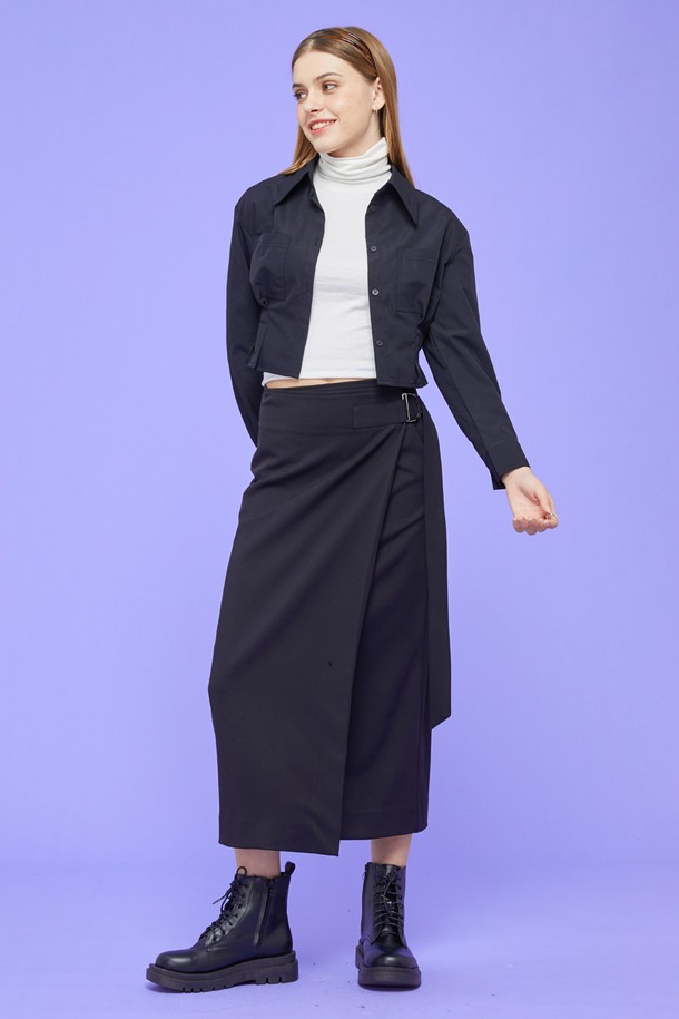 WOMEN 크롭 슬림 긴팔 셔츠 [BLACK] 크롭티 긴팔티 ver.는 미니멀하고 베이직한 스타일의 여성 크롭 슬림 셔츠입니다. 블랙 색상에 나일론 소재로 제작되어 얇고 시원하며, 허리 라인 디테일이 특징입니다. 긴 소매와 칼라 디자인으로 시크하고 클래식한 분위기를 연출하며, 데이트룩, 카페룩, 쇼핑룩 등 다양한 TPO에 활용 가능합니다. 여름 시즌 베스트셀러 아이템으로, 슬림핏 디자인으로 여성스러운 실루엣을 강조합니다. 다양한 스타일링이 용이하여 활용도가 높습니다.
