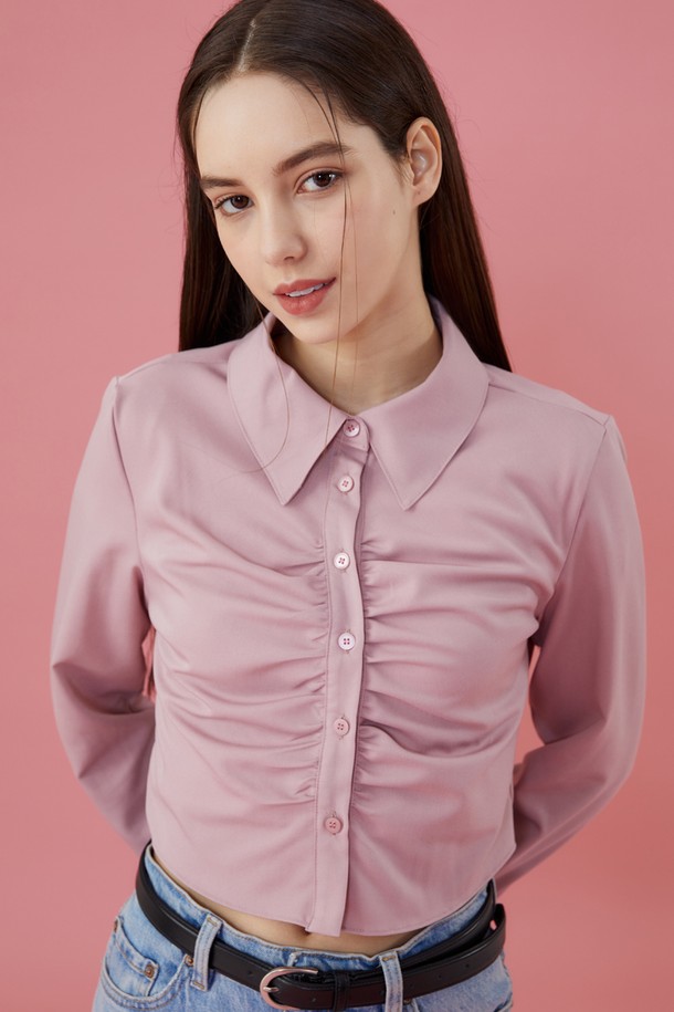 WOMEN 크롭 슬림 셔링 긴팔셔츠 [PINK] 부츠컷 소매 ver.는 페미닌한 무드를 연출하는 여성 상의입니다. 봄, 가을에 어울리는 핑크 컬러의 슬림핏 셔츠/블라우스로, 크롭 기장과 긴팔 소매, 카라넥 디자인이 특징입니다. 셔링 디테일과 부츠컷 소매가 여성스러운 실루엣을 강조하며, 데이트룩, 소개팅룩, 카페룩 등 다양한 TPO에 활용하기 좋습니다. 로맨틱하고 클래식한 스타일을 즐기는 분들에게 추천합니다.
