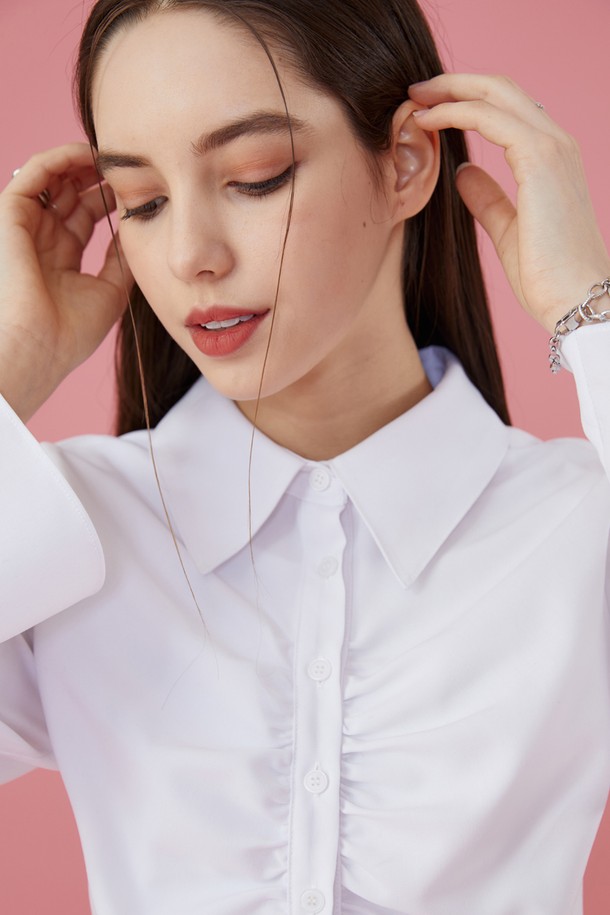 WOMEN 크롭 슬림 셔링 긴팔셔츠 [WHITE] 부츠컷 소매 ver.는 여성스러운 매력을 극대화하는 셔츠입니다. 크롭 기장과 슬림핏 디자인으로 날씬한 실루엣을 연출하며, 셔링 디테일이 포인트를 더합니다. 부츠컷 소매는 트렌디함을 더하고, 화이트 컬러는 어떤 스타일에도 잘 어울려 활용도가 높습니다. 데이트룩, 카페룩, 모임룩 등 다양한 TPO에 맞춰 클래식하면서도 미니멀한 스타일을 연출해보세요. 봄, 가을 시즌에 적합한 긴팔 셔츠로, 여성스러운 라인을 강조하여 슬리밍 효과를 선사합니다.
