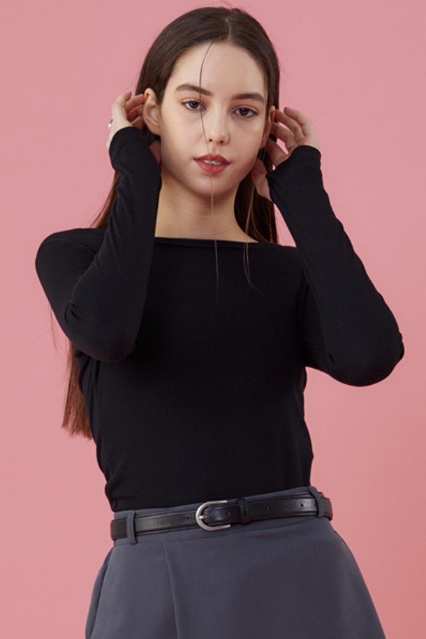 워머 ver. 슬림 데일리 라운드넥 워머 긴팔 티셔츠 [BLACK] 이너 ver.은 여성용 긴팔 티셔츠입니다. 부드러운 면 소재로 제작되었으며, 슬림핏 디자인으로 여성스러운 실루엣을 연출합니다. 라운드넥과 워머 스타일 디자인이 특징이며, 넥라인과 숄더라인에 라운드 디테일을 더했습니다. 베이직하고 미니멀한 스타일로, 봄, 가을, 겨울철 데일리 이너웨어로 활용하기 좋습니다. 블랙 색상으로 다양한 코디에 활용하기 용이합니다.
