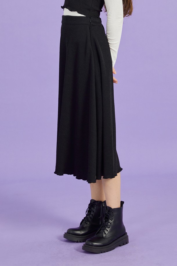 WOMEN 니트 세미 플레어 미디 롱치마 [블랙] 롱스커트 ver.는 부드러운 니트 소재로 제작되어, 가을과 겨울에 따뜻하게 착용할 수 있는 여성용 스커트입니다. 베이직한 스타일의 블랙 컬러 무지 디자인으로, 다양한 상의와 쉽게 코디할 수 있습니다. 허리 밴딩과 뒷면 지퍼 디테일로 편안한 착용감을 제공하며, 레귤러핏과 미디 기장으로 세련된 핏을 연출합니다. 플레어 라인으로 여성스러운 실루엣을 강조하며, 보온성과 공기 순환 기능을 갖춰 겨울 데일리룩과 오피스룩에 적합합니다. 미니멀, 클래식, 캐주얼 등 어떤 스타일에도 잘 어울리는 활용도 높은 아이템입니다.
