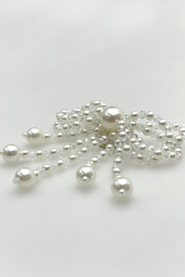 [레이어드] 진주 볼 리본 브로치 뱃지는 실버 및 화이트 컬러의 메탈과 진주 소재로 제작되었으며, 리본 모티브 디자인에 진주와 비즈 장식, 드롭 디테일이 더해져 우아하고 엘레강스한 무드를 연출합니다. 여성용 데일리 포인트 액세서리로 활용하기 좋으며, FREE 사이즈로 제공됩니다. 리본 패턴이 돋보이는 이 브로치는 레이어드 스타일링에 용이하며, 옷이나 가방 등에 포인트를 더할 수 있습니다.
