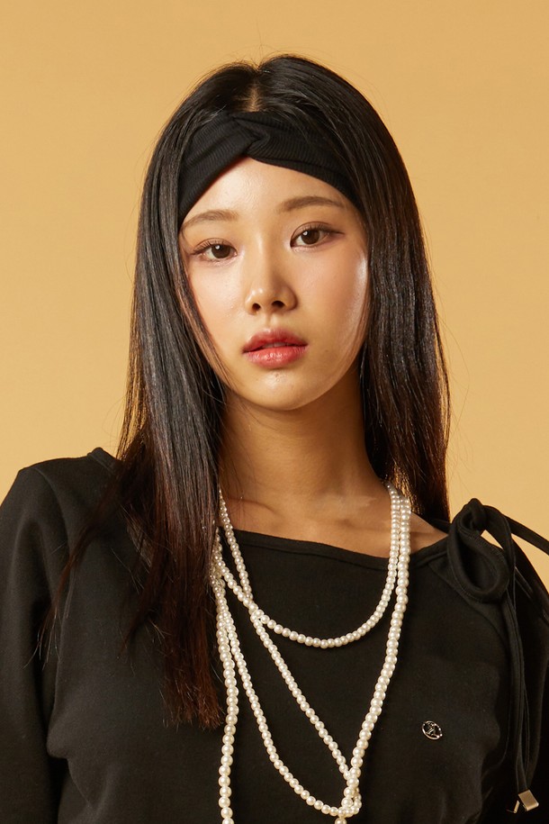 **[6컬러] 베이직 꽈배기 레이어드 니트 골지 헤어밴드**

다양한 스타일링이 가능한 여성용 헤어밴드입니다. 데일리룩에 활용하기 좋은 베이직한 디자인으로, 얇은 골지 소재와 꽈배기 디자인이 특징입니다. 컬러는 화이트, 베이지, 스카이블루, 네이비, 그린, 라이트그레이, 다크그레이, 블랙 총 8가지로 구성되어 있습니다. 카페룩, 산책룩 등 캐주얼, 미니멀, 클래식 스타일 모두에 잘 어울립니다. 사계절 내내 착용 가능하며, FREE 사이즈입니다.
