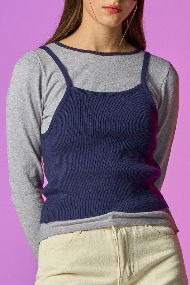 **[니트 ver.] 셋업 레이어드 나시 긴팔 티 세트 [네이비] KCL**

부드러운 니트 소재의 여성용 레이어드 세트입니다. 네이비와 그레이 두 가지 색상으로 출시되었으며, 겨울철 따뜻하게 입을 수 있는 두꺼운 두께감의 긴팔 티셔츠와 나시가 한 세트로 구성되었습니다. 라운드 넥 디자인에 레귤러 핏으로 제작되어 베이직하고 캐주얼한 스타일을 연출합니다. 데일리룩, 집콕룩, 동네 마실룩 등 다양한 상황에서 활용할 수 있으며, 미니멀하고 클래식한 무드를 더합니다. 레이어드하여 스타일리시하게 연출하기 좋습니다.
