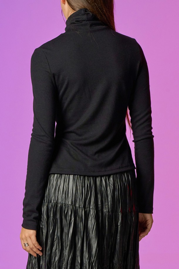 WOMEN 미디 허리트임 슬릿 니트 목티 [블랙]은 페미닌한 무드의 겨울 데일리룩을 위한 니트/스웨터입니다. 부드러운 촉감과 보온, 발열 기능을 갖춘 두꺼운 니트 소재로 제작되었으며, 슬림핏 디자인으로 여성스러운 실루엣을 연출합니다. 허리 트임 디테일과 슬리밍 효과, 'WARM HOT FUNCTION', '365 FAST HEAT', 'AIR CIRCULATION' 기능을 통해 보온성을 강화했습니다. 클래식하고 미니멀한 스타일을 선호하는 여성에게 적합하며, 긴 소매와 터틀넥 디자인으로 따뜻함을 더합니다. 블랙 색상의 무지 패턴으로 다양한 하의와 쉽게 매치하여 폭넓은 스타일을 연출할 수 있습니다.
