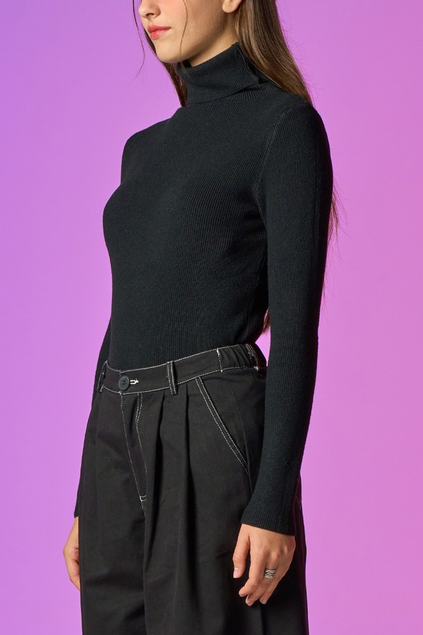 겨울 웜 히트양면 니트 목티 [블랙] 니트 골지 KCL ver.는 페미닌하고 글래머러스한 스타일의 여성용 터틀넥 니트입니다. 두꺼운 니트 소재로 제작되어 보온성이 뛰어나며, 발열 기능을 더해 일반 티셔츠보다 따뜻하게 착용할 수 있습니다. 슬림핏 디자인과 골지 패턴으로 세련된 실루엣을 연출하며, 긴 소매가 겨울철 데일리룩에 따뜻함을 더합니다. 부드러운 촉감으로 편안하게 착용 가능하며, 클래식하고 미니멀한 스타일을 선호하는 분들께 추천합니다. 공기 순환을 효과적으로 차단하여 보온 효능을 높여 더욱 따뜻하게 겨울을 나실 수 있습니다.
