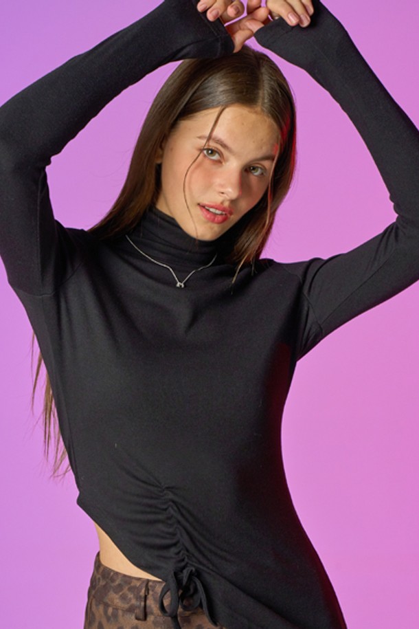 "WOMEN 셔링 리본 이너 니트 목티 [BLACK]"는 여성스러운 실루엣을 연출하는 겨울철 필수 아이템입니다. 부드러운 니트 소재에 두꺼운 두께감으로 보온성과 발열 기능을 갖춰 따뜻하게 착용할 수 있습니다. 셔링 디테일과 리본 장식이 페미닌한 무드를 더하며, 슬림핏 디자인으로 여성스러운 라인을 강조합니다. 터틀넥 스타일로 목을 따뜻하게 감싸주며, 데이트룩, 겨울 데일리룩, 모임룩 등 다양한 TPO에 활용 가능합니다. AIR CIRCULATION 기능으로 쾌적함까지 놓치지 않아, 클래식, 로맨틱, 미니멀 스타일을 즐기는 여성분들에게 추천합니다.
